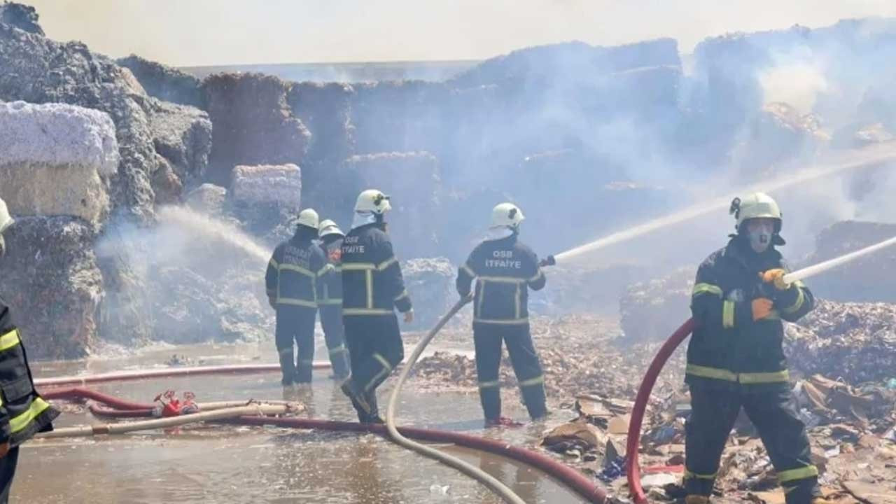 Bursa’da kağıt fabrikasında çıkan yangına müdahale ediliyor